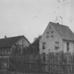 Links die alte Schule, die 1956 abgerissen wurde. Rechts das Haus von Frieda und Theo Vogler vor dem Umbau.